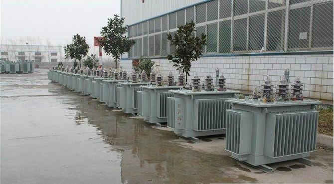 油浸式變壓器的保養(yǎng)如何去做？預防滲漏油：油浸式變壓器在油箱內(nèi)充滿變壓器油，裝配中依靠緊固件對耐油橡膠元件加壓而密封。